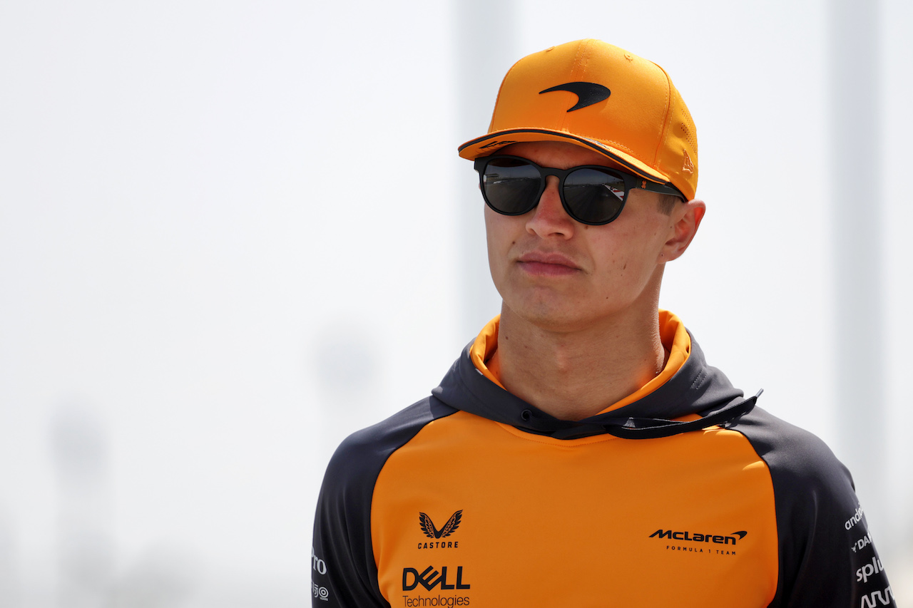 GP BAHRAIN, Lando Norris (GBR) McLaren walks the circuit.
17.03.2022. Formula 1 World Championship, Rd 1, Bahrain Grand Prix, Sakhir, Bahrain, Preparation Day.
- www.xpbimages.com, EMail: requests@xpbimages.com © Copyright: Bearne / XPB Images