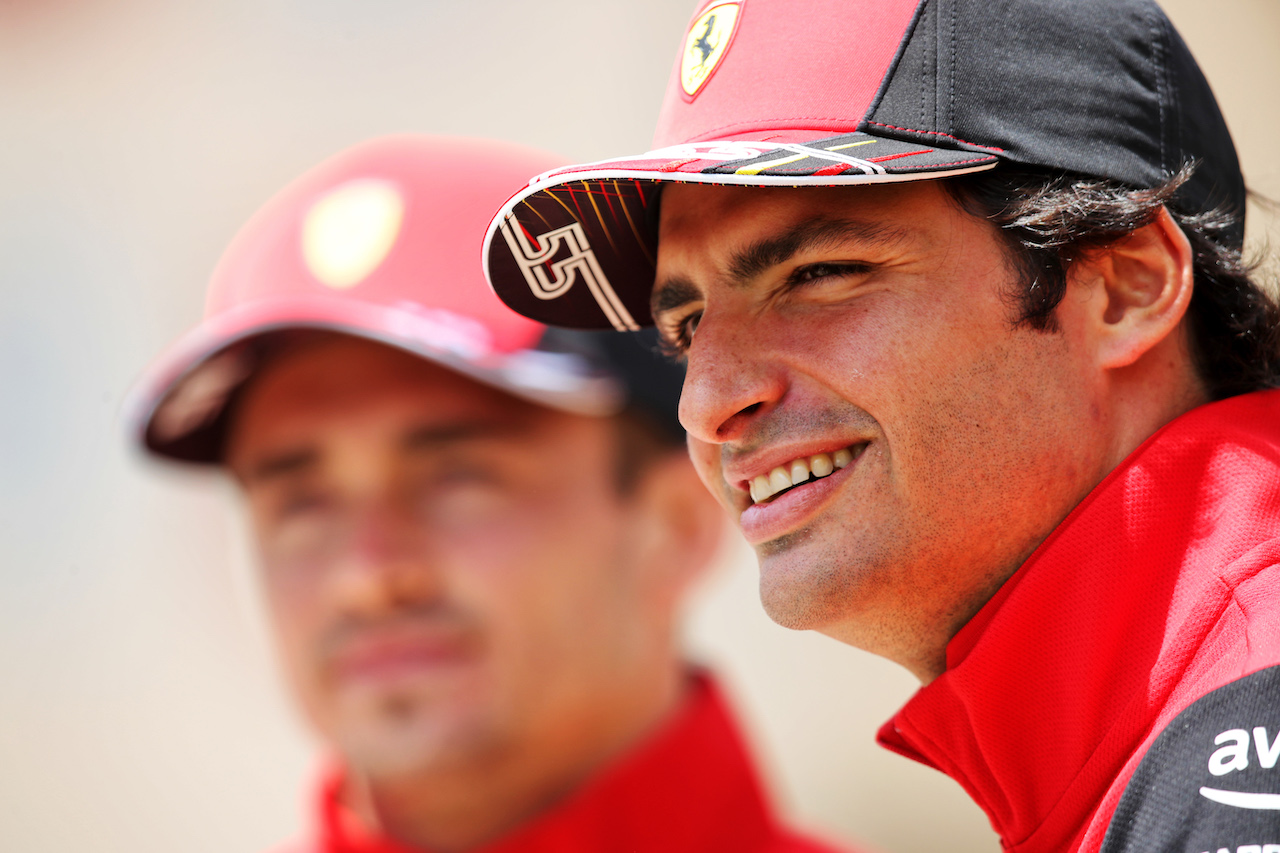 GP BAHRAIN, Carlos Sainz Jr (ESP) Ferrari e Charles Leclerc (MON) Ferrari.
17.03.2022. Formula 1 World Championship, Rd 1, Bahrain Grand Prix, Sakhir, Bahrain, Preparation Day.
 - www.xpbimages.com, EMail: requests@xpbimages.com © Copyright: Coates / XPB Images