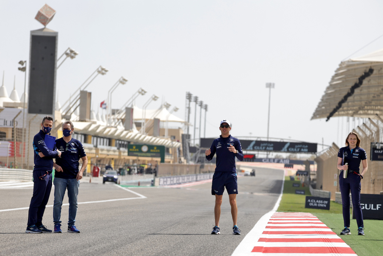 GP BAHRAIN, Nicholas Latifi (CDN) Williams Racing walks the circuit with the team.
17.03.2022. Formula 1 World Championship, Rd 1, Bahrain Grand Prix, Sakhir, Bahrain, Preparation Day.
- www.xpbimages.com, EMail: requests@xpbimages.com © Copyright: Bearne / XPB Images