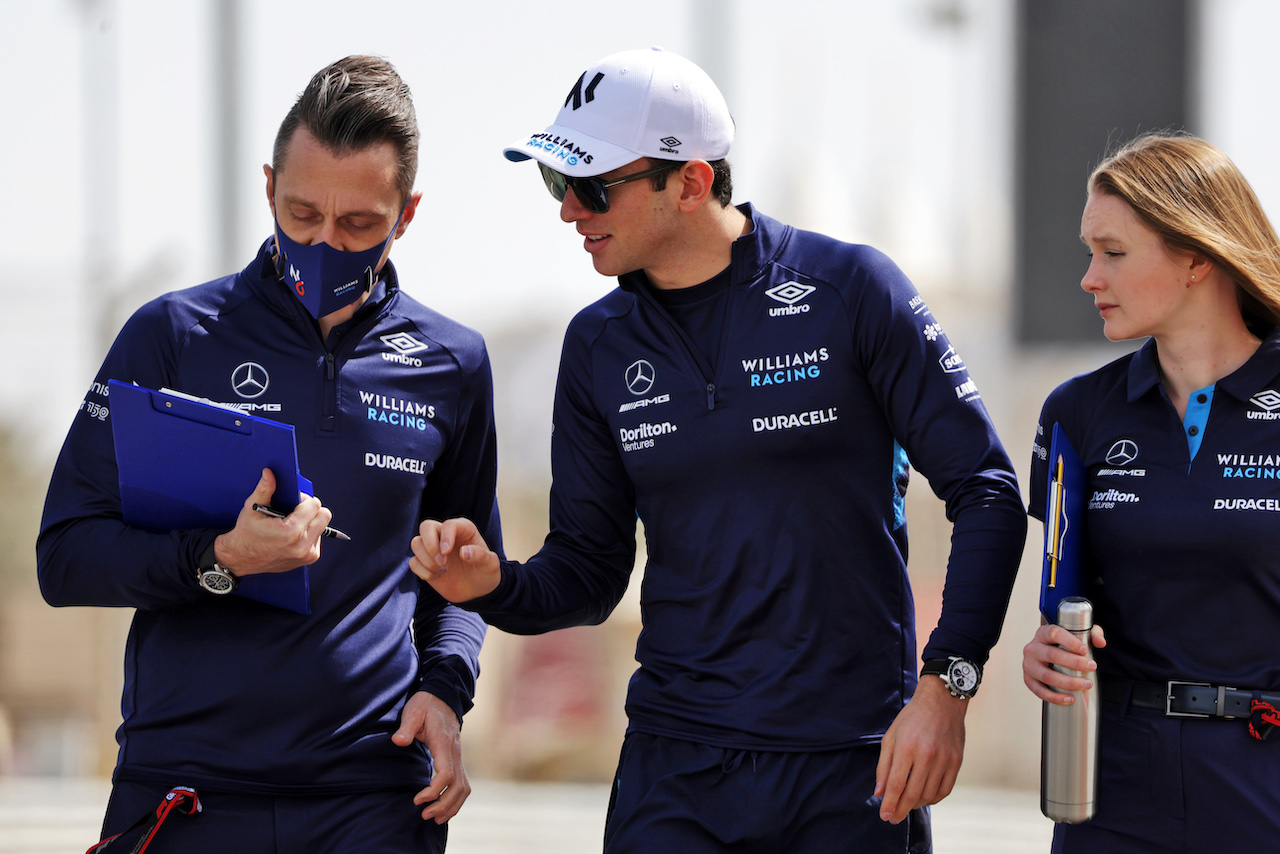 GP BAHRAIN, Nicholas Latifi (CDN) Williams Racing walks the circuit with the team.
17.03.2022. Formula 1 World Championship, Rd 1, Bahrain Grand Prix, Sakhir, Bahrain, Preparation Day.
- www.xpbimages.com, EMail: requests@xpbimages.com © Copyright: Bearne / XPB Images