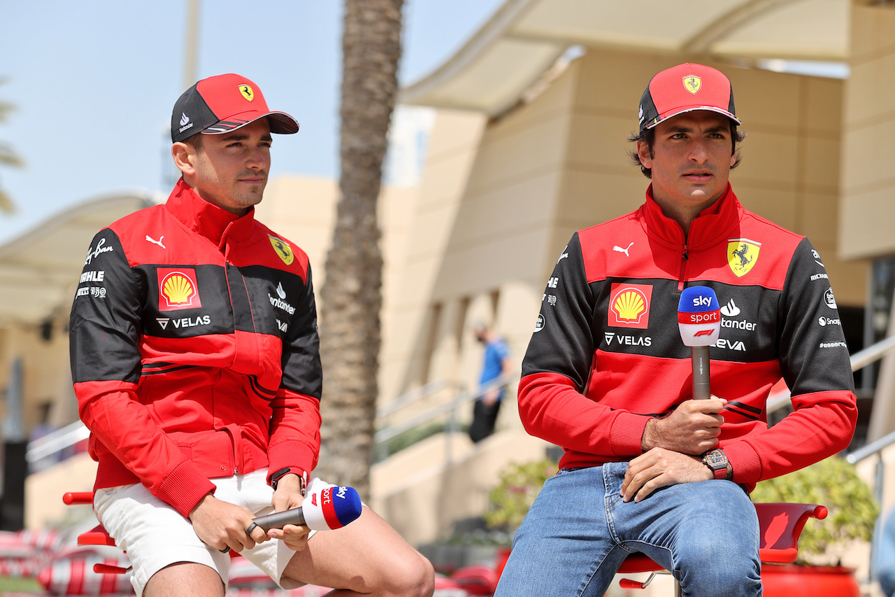 GP BAHRAIN, (L to R): Charles Leclerc (MON) Ferrari e team mate Carlos Sainz Jr (ESP) Ferrari.
17.03.2022. Formula 1 World Championship, Rd 1, Bahrain Grand Prix, Sakhir, Bahrain, Preparation Day.
- www.xpbimages.com, EMail: requests@xpbimages.com © Copyright: Moy / XPB Images