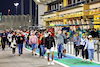 GP BAHRAIN, Circuit Atmosfera - fans in the pits.
17.03.2022. Formula 1 World Championship, Rd 1, Bahrain Grand Prix, Sakhir, Bahrain, Preparation Day.
- www.xpbimages.com, EMail: requests@xpbimages.com © Copyright: Batchelor / XPB Images