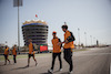 GP BAHRAIN, Lando Norris (GBR) McLaren walks the circuit with the team.
17.03.2022. Formula 1 World Championship, Rd 1, Bahrain Grand Prix, Sakhir, Bahrain, Preparation Day.
- www.xpbimages.com, EMail: requests@xpbimages.com © Copyright: Bearne / XPB Images