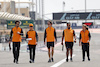 GP BAHRAIN, Lando Norris (GBR) McLaren walks the circuit with the team.
17.03.2022. Formula 1 World Championship, Rd 1, Bahrain Grand Prix, Sakhir, Bahrain, Preparation Day.
- www.xpbimages.com, EMail: requests@xpbimages.com © Copyright: Bearne / XPB Images