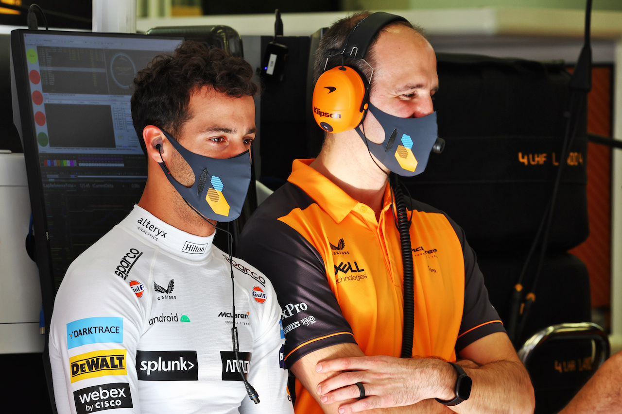 GP BAHRAIN, Daniel Ricciardo (AUS) McLaren with Tom Stallard (GBR) McLaren Gara Engineer.
19.03.2022. Formula 1 World Championship, Rd 1, Bahrain Grand Prix, Sakhir, Bahrain, Qualifiche Day.
- www.xpbimages.com, EMail: requests@xpbimages.com © Copyright: Batchelor / XPB Images