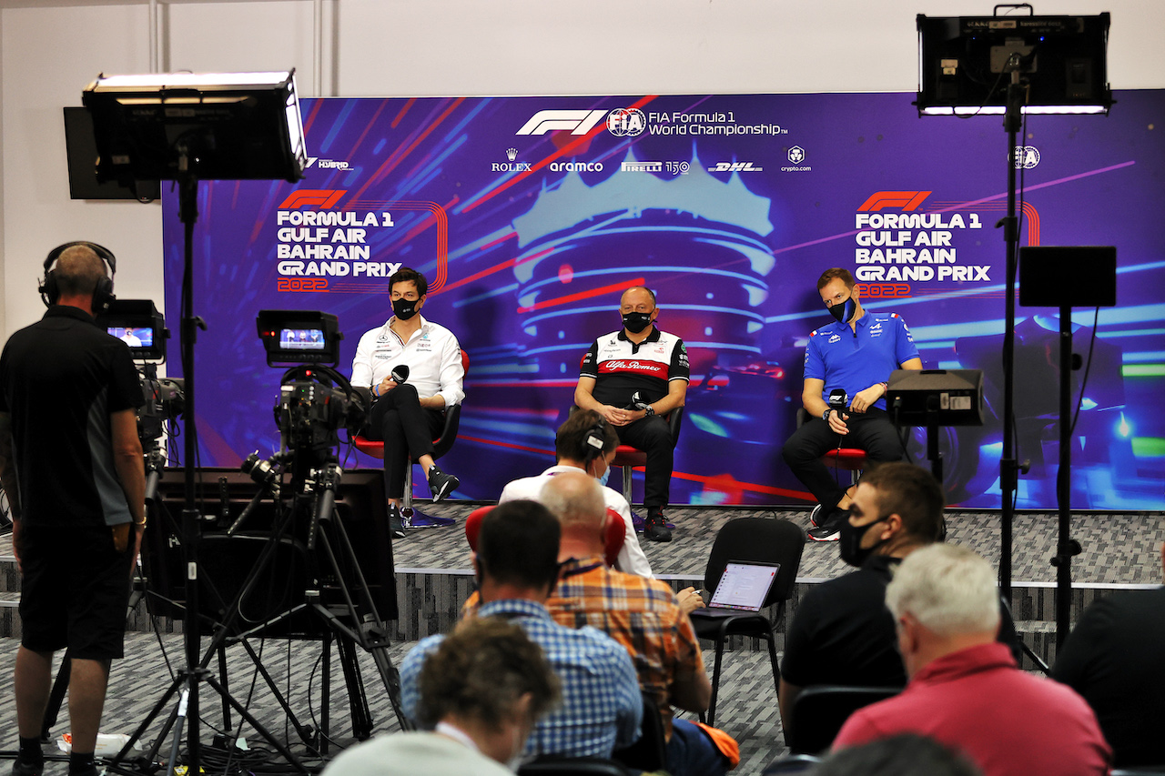 GP BAHRAIN, (L to R): Toto Wolff (GER) Mercedes AMG F1 Shareholder e Executive Director; Frederic Vasseur (FRA) Alfa Romeo F1 Team Team Principal; Laurent Rossi (FRA) Alpine Chief Executive Officer, in the FIA Press Conference.
19.03.2022. Formula 1 World Championship, Rd 1, Bahrain Grand Prix, Sakhir, Bahrain, Qualifiche Day.
- www.xpbimages.com, EMail: requests@xpbimages.com © Copyright: Moy / XPB Images