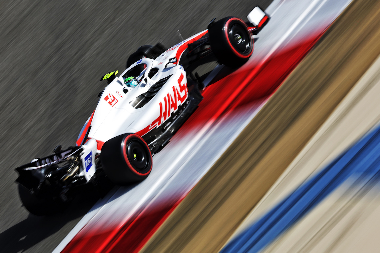 GP BAHRAIN, Mick Schumacher (GER) Haas VF-22.
19.03.2022. Formula 1 World Championship, Rd 1, Bahrain Grand Prix, Sakhir, Bahrain, Qualifiche Day.
- www.xpbimages.com, EMail: requests@xpbimages.com © Copyright: Bearne / XPB Images