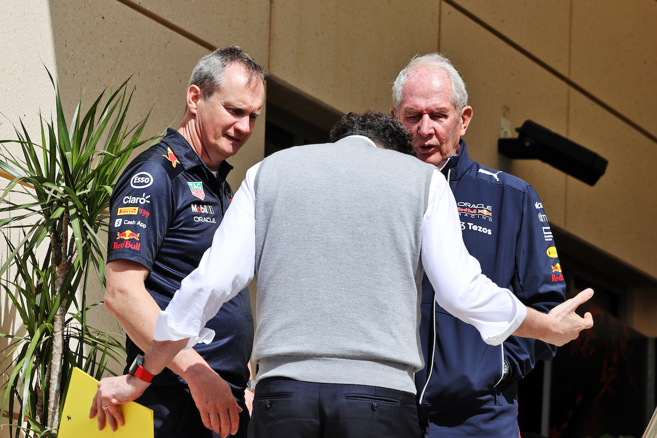 GP BAHRAIN, Paul Monaghan (GBR) Red Bull Racing Chief Engineer (Left) e Franz Tost (AUT) AlphaTauri Team Principal (Right) with Mattia Binotto (ITA) Ferrari Team Principal (Centre).
19.03.2022. Formula 1 World Championship, Rd 1, Bahrain Grand Prix, Sakhir, Bahrain, Qualifiche Day.
- www.xpbimages.com, EMail: requests@xpbimages.com © Copyright: Moy / XPB Images