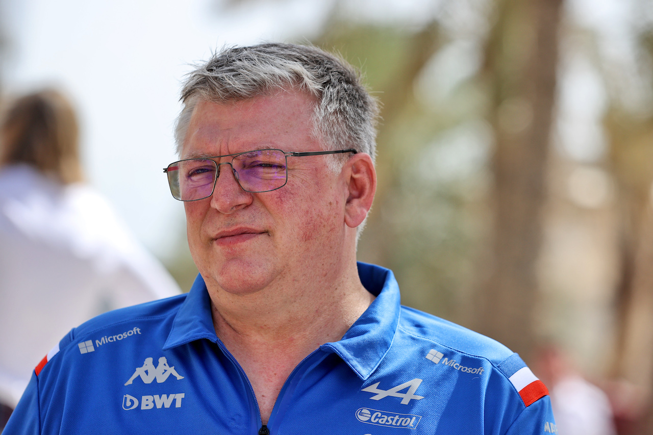 GP BAHRAIN, Otmar Szafnauer (USA) Alpine F1 Team, Team Principal.
19.03.2022. Formula 1 World Championship, Rd 1, Bahrain Grand Prix, Sakhir, Bahrain, Qualifiche Day.
- www.xpbimages.com, EMail: requests@xpbimages.com © Copyright: Moy / XPB Images