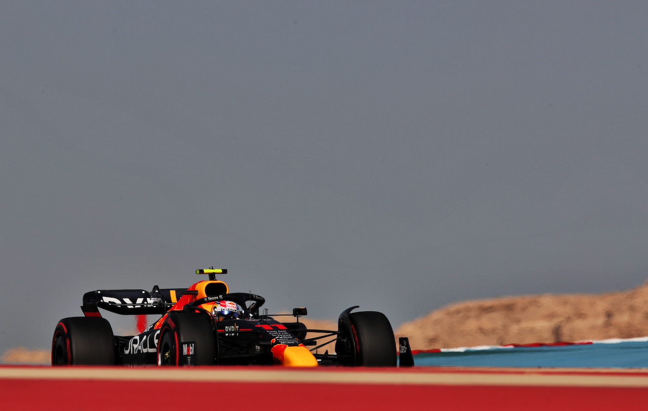 GP BAHRAIN, Sergio Perez (MEX) Red Bull Racing RB18.
19.03.2022. Formula 1 World Championship, Rd 1, Bahrain Grand Prix, Sakhir, Bahrain, Qualifiche Day.
 - www.xpbimages.com, EMail: requests@xpbimages.com © Copyright: Coates / XPB Images