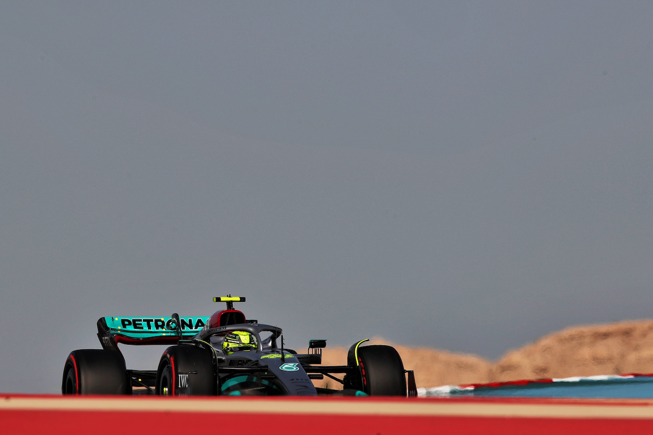 GP BAHRAIN, Lewis Hamilton (GBR) Mercedes AMG F1 W13.
19.03.2022. Formula 1 World Championship, Rd 1, Bahrain Grand Prix, Sakhir, Bahrain, Qualifiche Day.
 - www.xpbimages.com, EMail: requests@xpbimages.com © Copyright: Coates / XPB Images