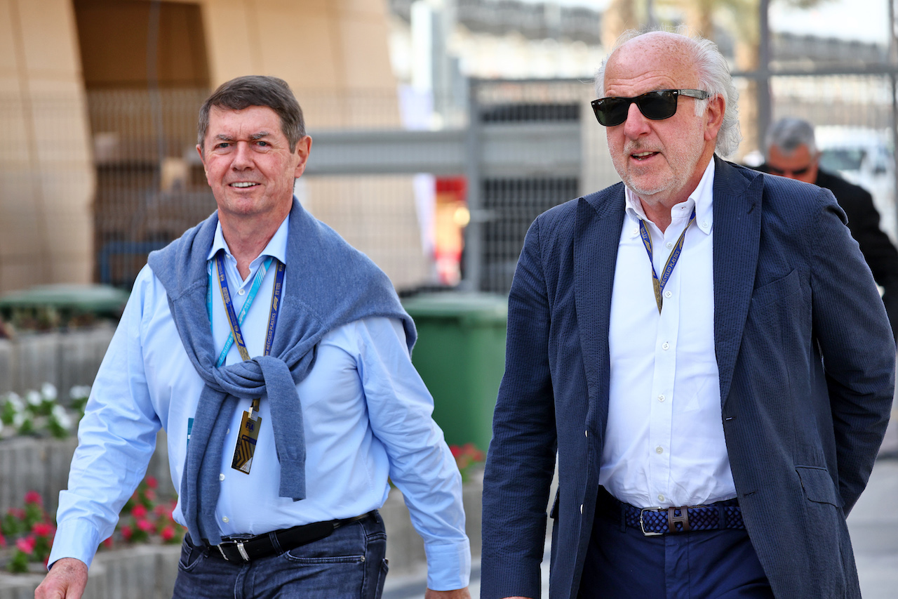 GP BAHRAIN, David Richards (GBR) CEO Prodrive (Right) e Gary Connely (AUS) FIA Steward e CAMS (Left).
19.03.2022. Formula 1 World Championship, Rd 1, Bahrain Grand Prix, Sakhir, Bahrain, Qualifiche Day.
- www.xpbimages.com, EMail: requests@xpbimages.com © Copyright: Batchelor / XPB Images