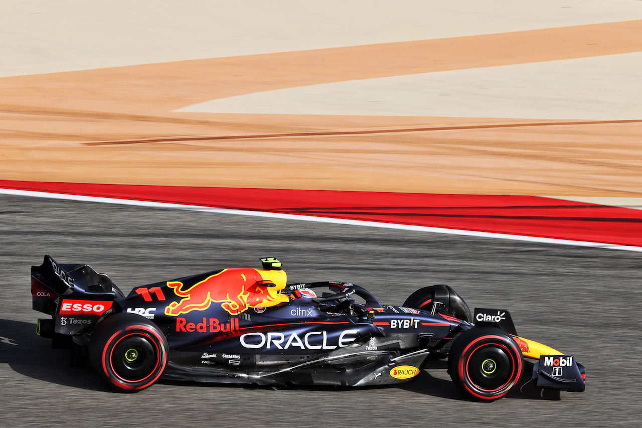 GP BAHRAIN, Sergio Perez (MEX) Red Bull Racing RB18.
19.03.2022. Formula 1 World Championship, Rd 1, Bahrain Grand Prix, Sakhir, Bahrain, Qualifiche Day.
- www.xpbimages.com, EMail: requests@xpbimages.com © Copyright: Moy / XPB Images