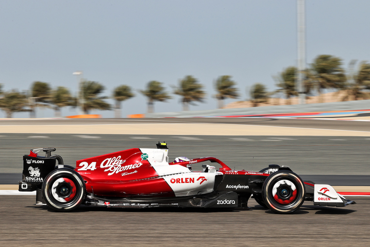GP BAHRAIN, Guanyu Zhou (CHN) Alfa Romeo F1 Team C42.
19.03.2022. Formula 1 World Championship, Rd 1, Bahrain Grand Prix, Sakhir, Bahrain, Qualifiche Day.
- www.xpbimages.com, EMail: requests@xpbimages.com © Copyright: Moy / XPB Images