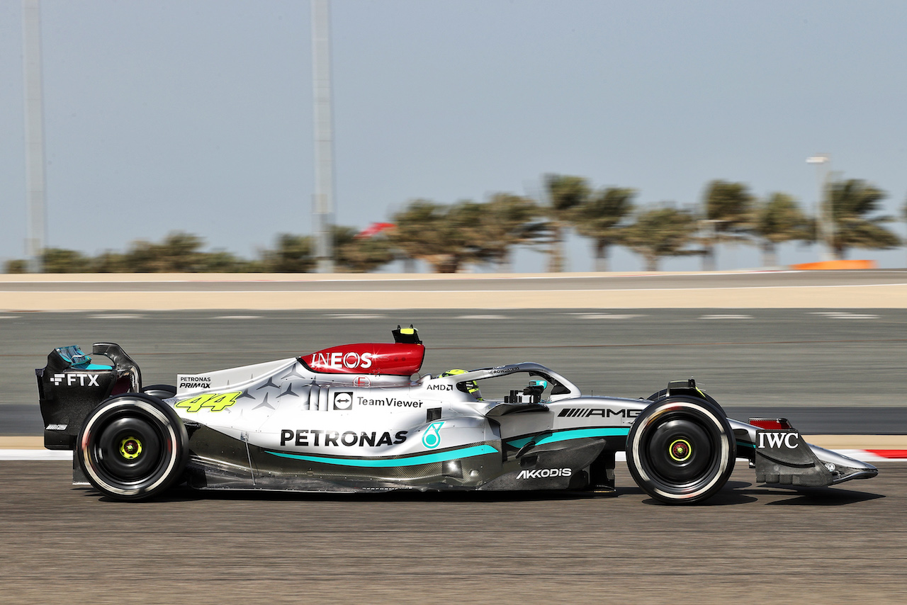 GP BAHRAIN, Lewis Hamilton (GBR) Mercedes AMG F1 W13.
19.03.2022. Formula 1 World Championship, Rd 1, Bahrain Grand Prix, Sakhir, Bahrain, Qualifiche Day.
- www.xpbimages.com, EMail: requests@xpbimages.com © Copyright: Moy / XPB Images