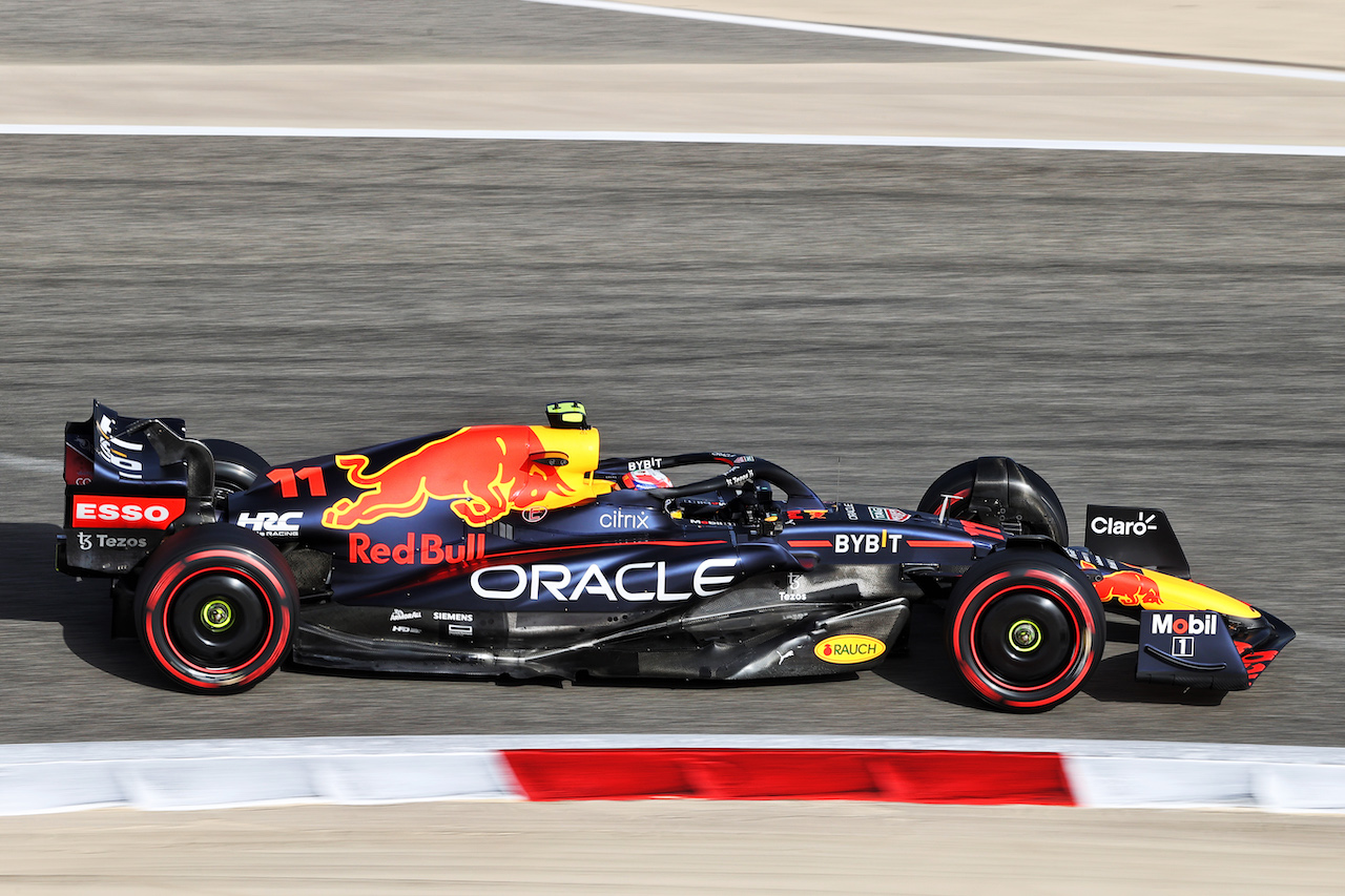 GP BAHRAIN, Sergio Perez (MEX) Red Bull Racing RB18.
19.03.2022. Formula 1 World Championship, Rd 1, Bahrain Grand Prix, Sakhir, Bahrain, Qualifiche Day.
- www.xpbimages.com, EMail: requests@xpbimages.com © Copyright: Moy / XPB Images