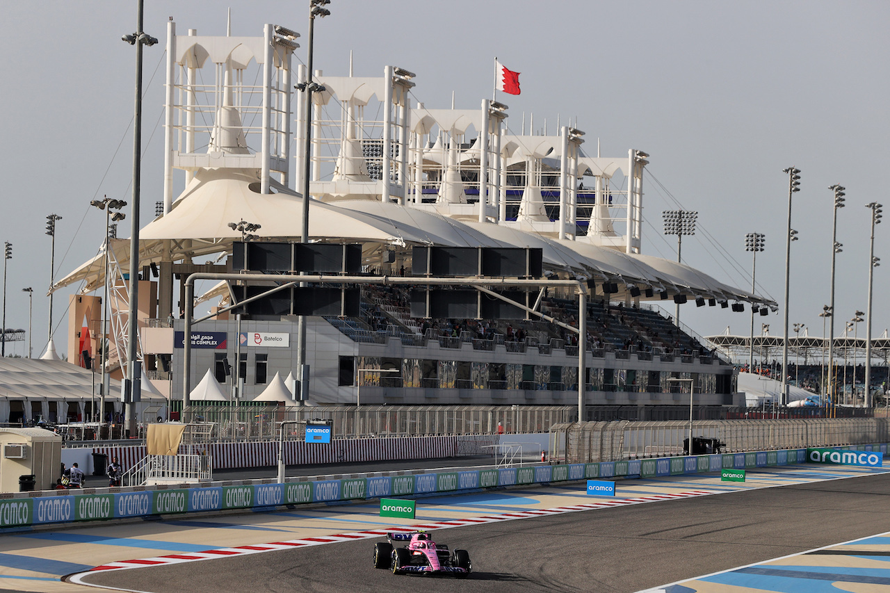 GP BAHRAIN, Esteban Ocon (FRA) Alpine F1 Team A522.
19.03.2022. Formula 1 World Championship, Rd 1, Bahrain Grand Prix, Sakhir, Bahrain, Qualifiche Day.
- www.xpbimages.com, EMail: requests@xpbimages.com © Copyright: Moy / XPB Images