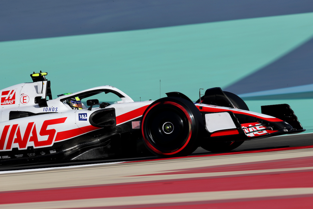 GP BAHRAIN, Mick Schumacher (GER) Haas VF-22.
19.03.2022. Formula 1 World Championship, Rd 1, Bahrain Grand Prix, Sakhir, Bahrain, Qualifiche Day.
 - www.xpbimages.com, EMail: requests@xpbimages.com © Copyright: Coates / XPB Images