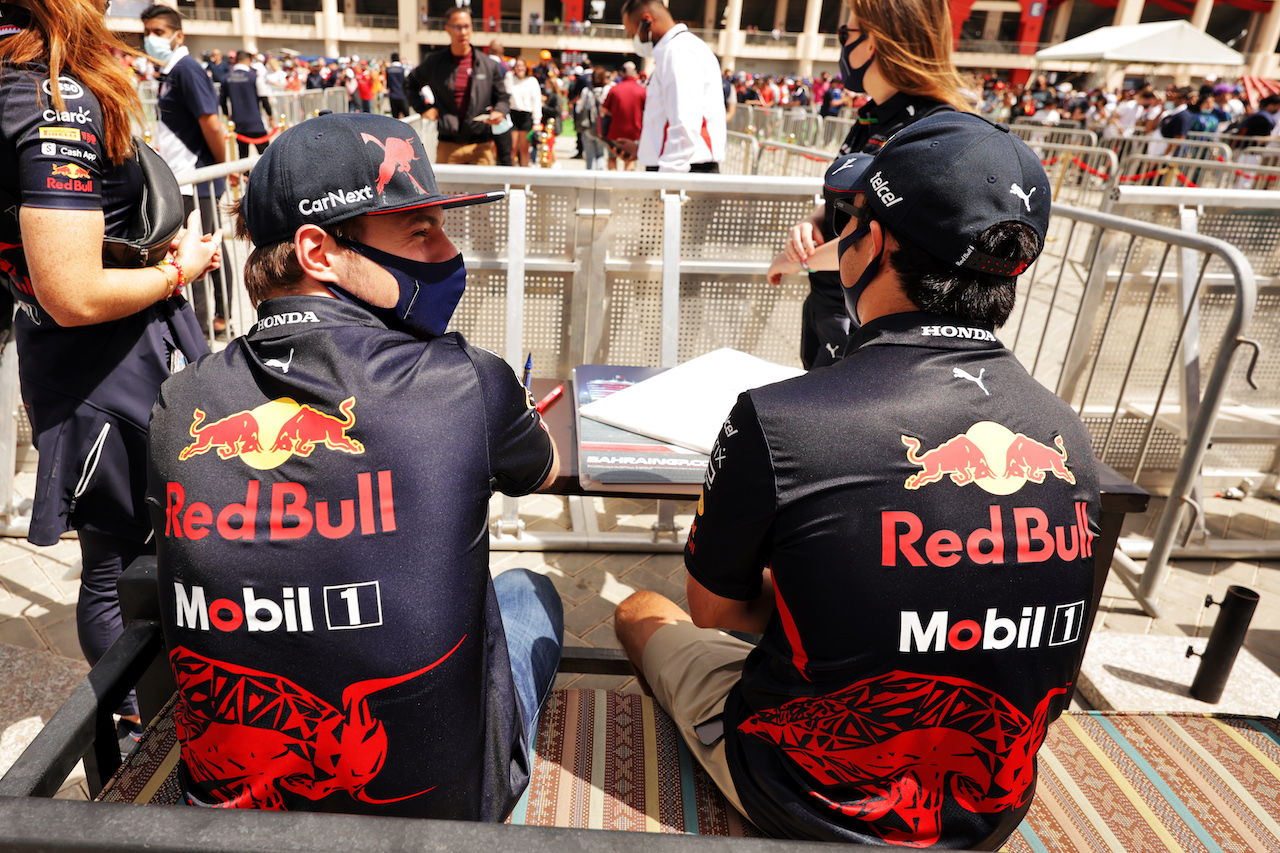 GP BAHRAIN, (L to R): Max Verstappen (NLD) Red Bull Racing with team mate Sergio Perez (MEX) Red Bull Racing.
19.03.2022. Formula 1 World Championship, Rd 1, Bahrain Grand Prix, Sakhir, Bahrain, Qualifiche Day.
- www.xpbimages.com, EMail: requests@xpbimages.com © Copyright: Bearne / XPB Images