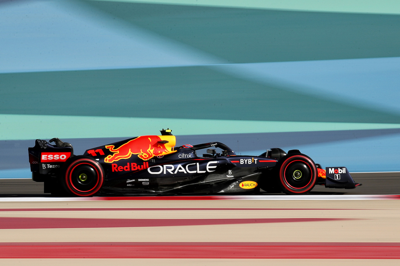 GP BAHRAIN, Sergio Perez (MEX) Red Bull Racing RB18.
19.03.2022. Formula 1 World Championship, Rd 1, Bahrain Grand Prix, Sakhir, Bahrain, Qualifiche Day.
 - www.xpbimages.com, EMail: requests@xpbimages.com © Copyright: Coates / XPB Images