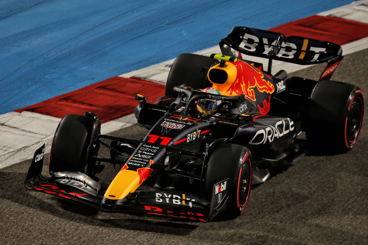 GP BAHRAIN, Sergio Perez (MEX) Red Bull Racing RB18.
19.03.2022. Formula 1 World Championship, Rd 1, Bahrain Grand Prix, Sakhir, Bahrain, Qualifiche Day.
 - www.xpbimages.com, EMail: requests@xpbimages.com © Copyright: Coates / XPB Images