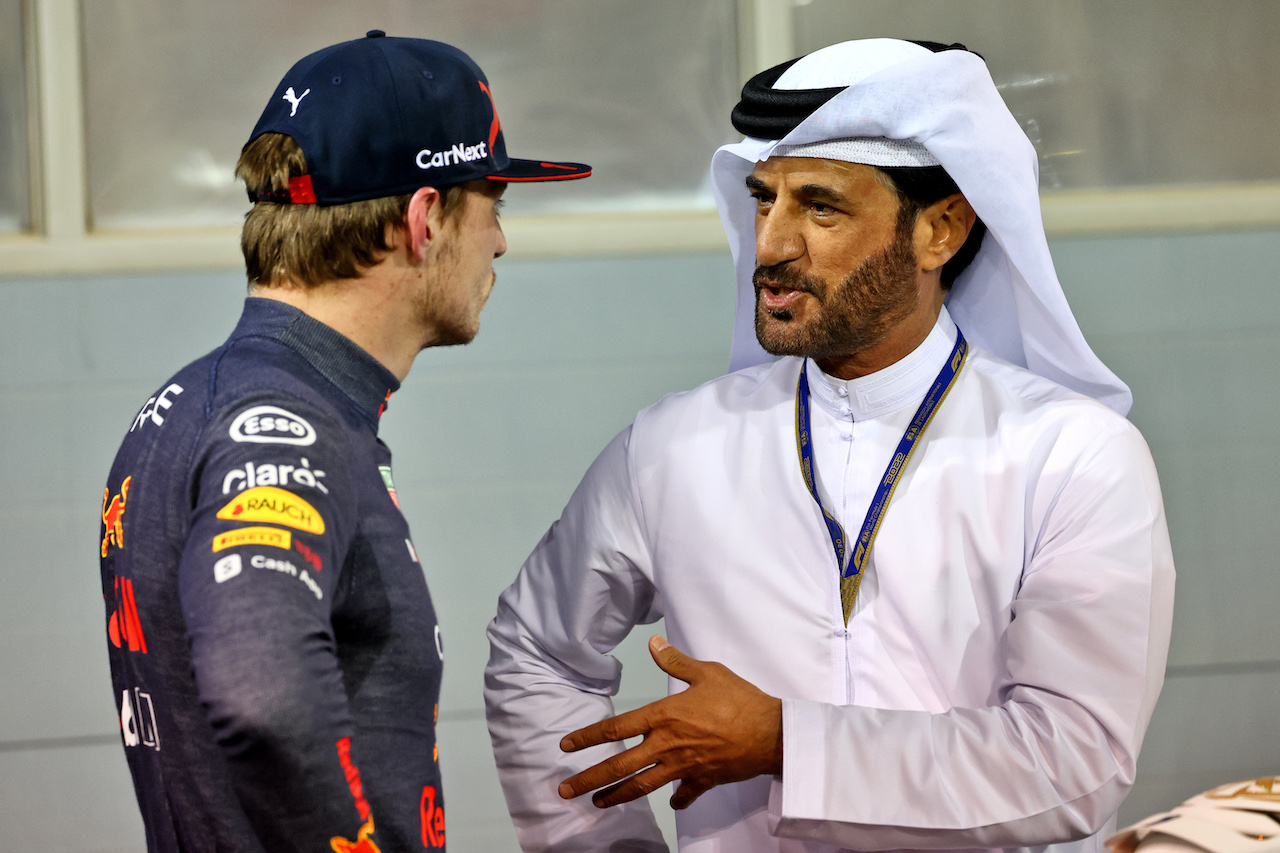 GP BAHRAIN, (L to R): Max Verstappen (NLD) Red Bull Racing with Mohammed Bin Sulayem (UAE) FIA President in qualifying parc ferme.
19.03.2022. Formula 1 World Championship, Rd 1, Bahrain Grand Prix, Sakhir, Bahrain, Qualifiche Day.
- www.xpbimages.com, EMail: requests@xpbimages.com © Copyright: Batchelor / XPB Images