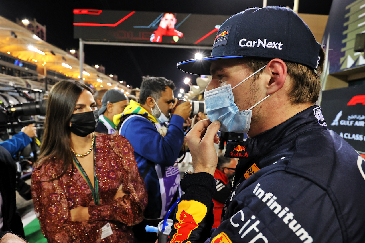 GP BAHRAIN, Max Verstappen (NLD) Red Bull Racing with girlfriend Kelly Piquet (BRA) in qualifying parc ferme.
19.03.2022. Formula 1 World Championship, Rd 1, Bahrain Grand Prix, Sakhir, Bahrain, Qualifiche Day.
- www.xpbimages.com, EMail: requests@xpbimages.com © Copyright: Moy / XPB Images