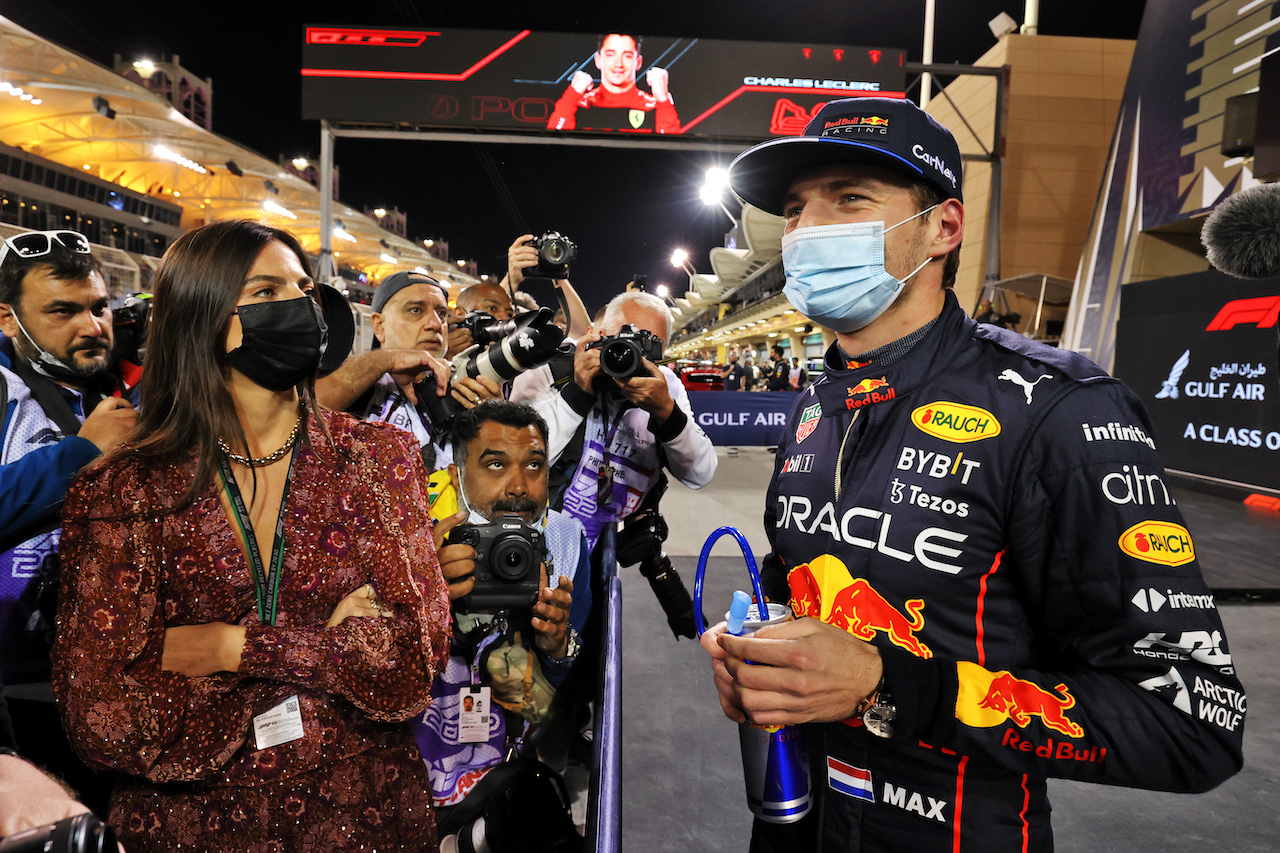 GP BAHRAIN, Max Verstappen (NLD) Red Bull Racing with girlfriend Kelly Piquet (BRA) in qualifying parc ferme.
19.03.2022. Formula 1 World Championship, Rd 1, Bahrain Grand Prix, Sakhir, Bahrain, Qualifiche Day.
- www.xpbimages.com, EMail: requests@xpbimages.com © Copyright: Moy / XPB Images