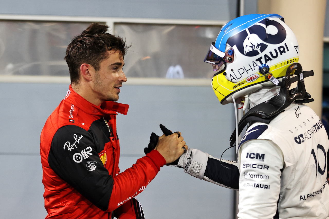 GP BAHRAIN, (L to R): Charles Leclerc (MON) Ferrari celebrates his pole position in qualifying parc ferme with Pierre Gasly (FRA) AlphaTauri..
19.03.2022. Formula 1 World Championship, Rd 1, Bahrain Grand Prix, Sakhir, Bahrain, Qualifiche Day.
- www.xpbimages.com, EMail: requests@xpbimages.com © Copyright: Moy / XPB Images