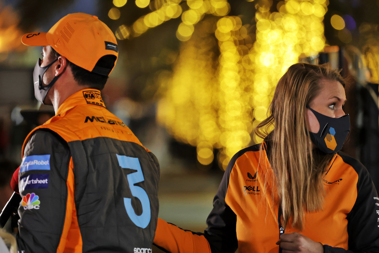 GP BAHRAIN, Daniel Ricciardo (AUS) McLaren e Sophie Ogg (GBR) McLaren Communications Director.
19.03.2022. Formula 1 World Championship, Rd 1, Bahrain Grand Prix, Sakhir, Bahrain, Qualifiche Day.
- www.xpbimages.com, EMail: requests@xpbimages.com © Copyright: Bearne / XPB Images