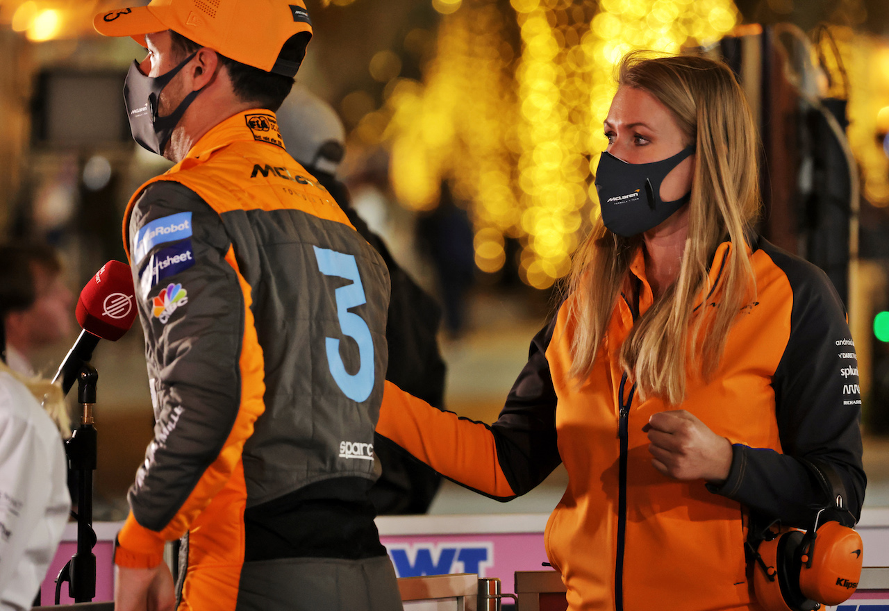 GP BAHRAIN, Daniel Ricciardo (AUS) McLaren e Sophie Ogg (GBR) McLaren Communications Director.
19.03.2022. Formula 1 World Championship, Rd 1, Bahrain Grand Prix, Sakhir, Bahrain, Qualifiche Day.
- www.xpbimages.com, EMail: requests@xpbimages.com © Copyright: Bearne / XPB Images