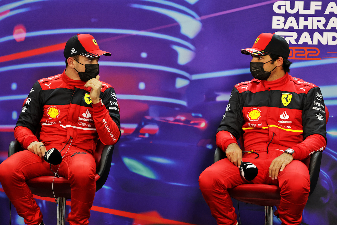 GP BAHRAIN, (L to R): Charles Leclerc (MON) Ferrari e team mate Carlos Sainz Jr (ESP) Ferrari in the post qualifying FIA Press Conference.
19.03.2022. Formula 1 World Championship, Rd 1, Bahrain Grand Prix, Sakhir, Bahrain, Qualifiche Day.
- www.xpbimages.com, EMail: requests@xpbimages.com © Copyright: Bearne / XPB Images