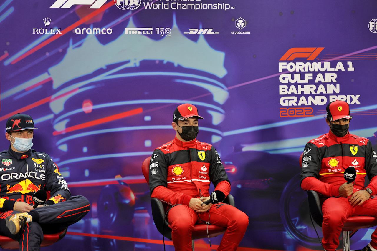 GP BAHRAIN, (L to R): Max Verstappen (NLD) Red Bull Racing; Charles Leclerc (MON) Ferrari; e Carlos Sainz Jr (ESP) Ferrari, in the post qualifying FIA Press Conference.
19.03.2022. Formula 1 World Championship, Rd 1, Bahrain Grand Prix, Sakhir, Bahrain, Qualifiche Day.
- www.xpbimages.com, EMail: requests@xpbimages.com © Copyright: Bearne / XPB Images