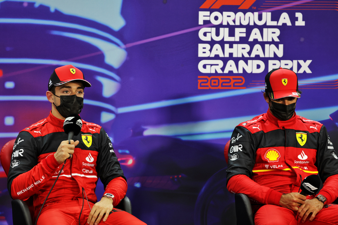 GP BAHRAIN, (L to R): Charles Leclerc (MON) Ferrari e team mate Carlos Sainz Jr (ESP) Ferrari in the post qualifying FIA Press Conference.
19.03.2022. Formula 1 World Championship, Rd 1, Bahrain Grand Prix, Sakhir, Bahrain, Qualifiche Day.
- www.xpbimages.com, EMail: requests@xpbimages.com © Copyright: Bearne / XPB Images