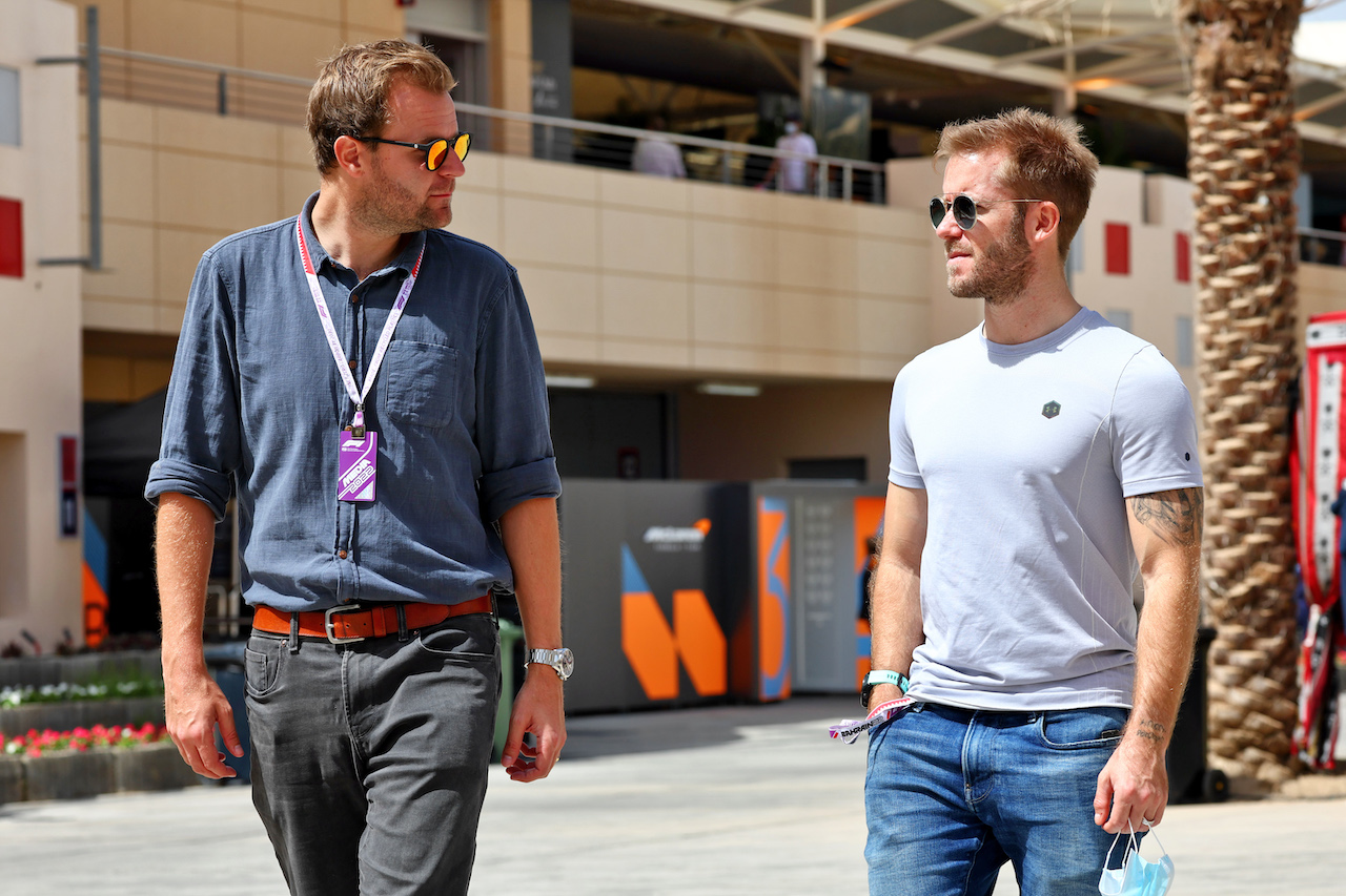 GP BAHRAIN, (L to R): Jack Nicholls (GBR) BBC Radio 5 Live Commentator with Sam Bird (GBR) BBC Radio 5 Live Commentator. 
19.03.2022. Formula 1 World Championship, Rd 1, Bahrain Grand Prix, Sakhir, Bahrain, Qualifiche Day.
- www.xpbimages.com, EMail: requests@xpbimages.com © Copyright: Batchelor / XPB Images