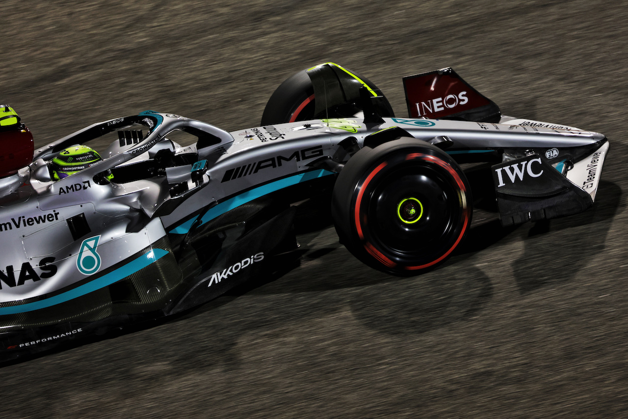 GP BAHRAIN, Lewis Hamilton (GBR) Mercedes AMG F1 W13.
19.03.2022. Formula 1 World Championship, Rd 1, Bahrain Grand Prix, Sakhir, Bahrain, Qualifiche Day.
- www.xpbimages.com, EMail: requests@xpbimages.com © Copyright: Bearne / XPB Images