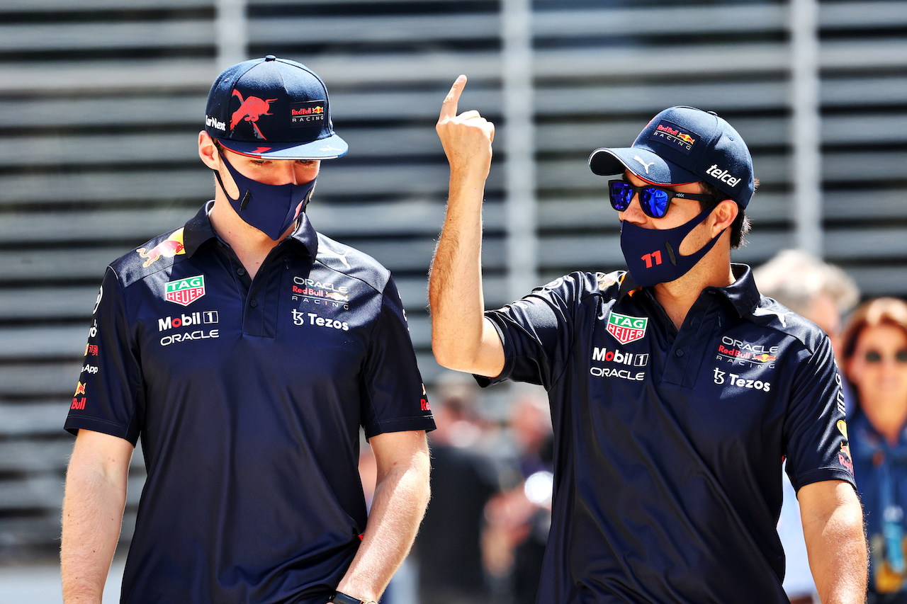 GP BAHRAIN, (L to R): Max Verstappen (NLD) Red Bull Racing with team mate Sergio Perez (MEX) Red Bull Racing.
19.03.2022. Formula 1 World Championship, Rd 1, Bahrain Grand Prix, Sakhir, Bahrain, Qualifiche Day.
- www.xpbimages.com, EMail: requests@xpbimages.com © Copyright: Batchelor / XPB Images