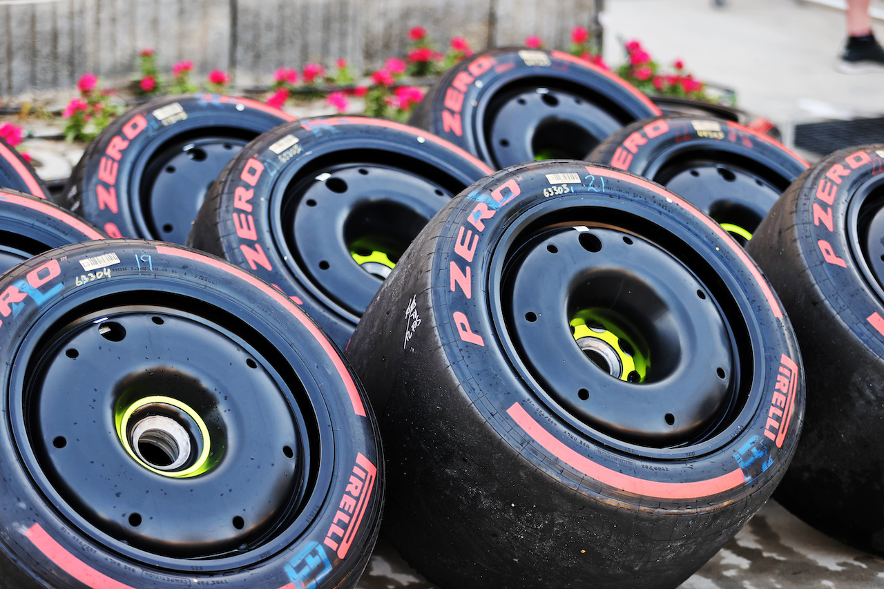 GP BAHRAIN, Pirelli tyres.
19.03.2022. Formula 1 World Championship, Rd 1, Bahrain Grand Prix, Sakhir, Bahrain, Qualifiche Day.
- www.xpbimages.com, EMail: requests@xpbimages.com © Copyright: Moy / XPB Images
