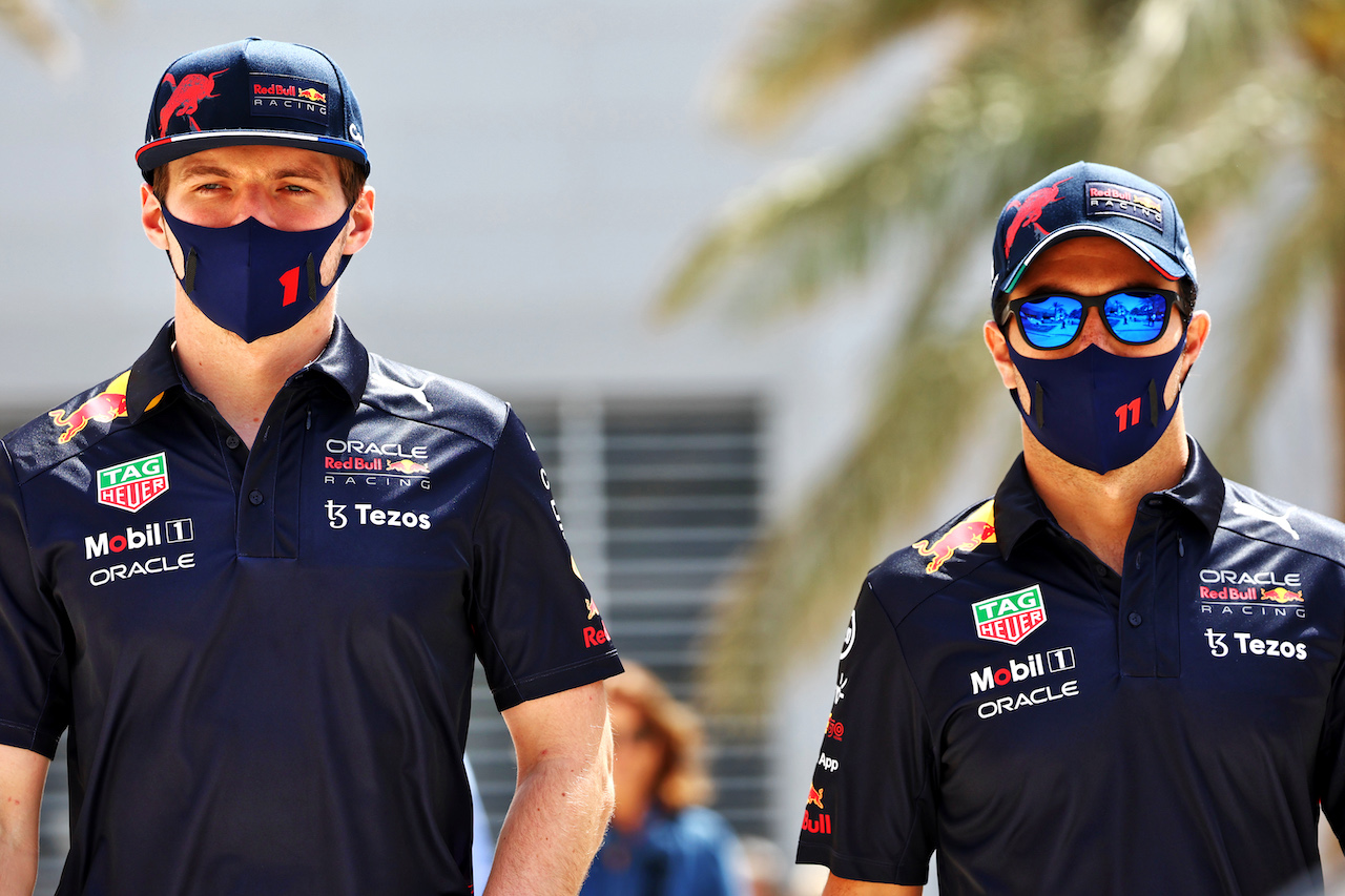 GP BAHRAIN, (L to R): Max Verstappen (NLD) Red Bull Racing with team mate Sergio Perez (MEX) Red Bull Racing.
19.03.2022. Formula 1 World Championship, Rd 1, Bahrain Grand Prix, Sakhir, Bahrain, Qualifiche Day.
- www.xpbimages.com, EMail: requests@xpbimages.com © Copyright: Batchelor / XPB Images