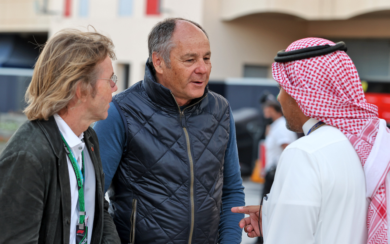 GP BAHRAIN, (L to R): Paul Stewart with Gerhard Berger (AUT).
19.03.2022. Formula 1 World Championship, Rd 1, Bahrain Grand Prix, Sakhir, Bahrain, Qualifiche Day.
- www.xpbimages.com, EMail: requests@xpbimages.com © Copyright: Moy / XPB Images