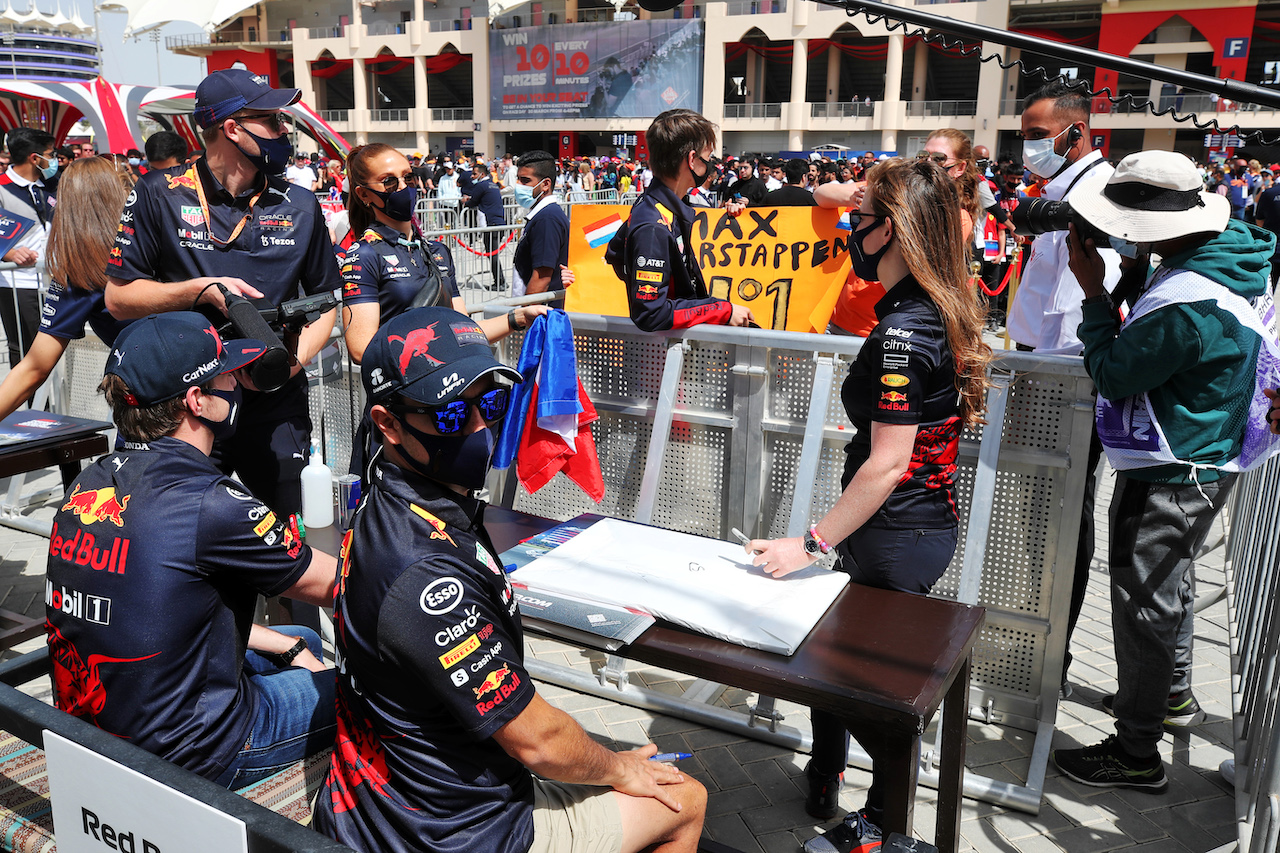 GP BAHRAIN, Max Verstappen (NLD) Red Bull Racing e Sergio Perez (MEX) Red Bull Racing sign autographs for the fans.
19.03.2022. Formula 1 World Championship, Rd 1, Bahrain Grand Prix, Sakhir, Bahrain, Qualifiche Day.
 - www.xpbimages.com, EMail: requests@xpbimages.com © Copyright: Coates / XPB Images
