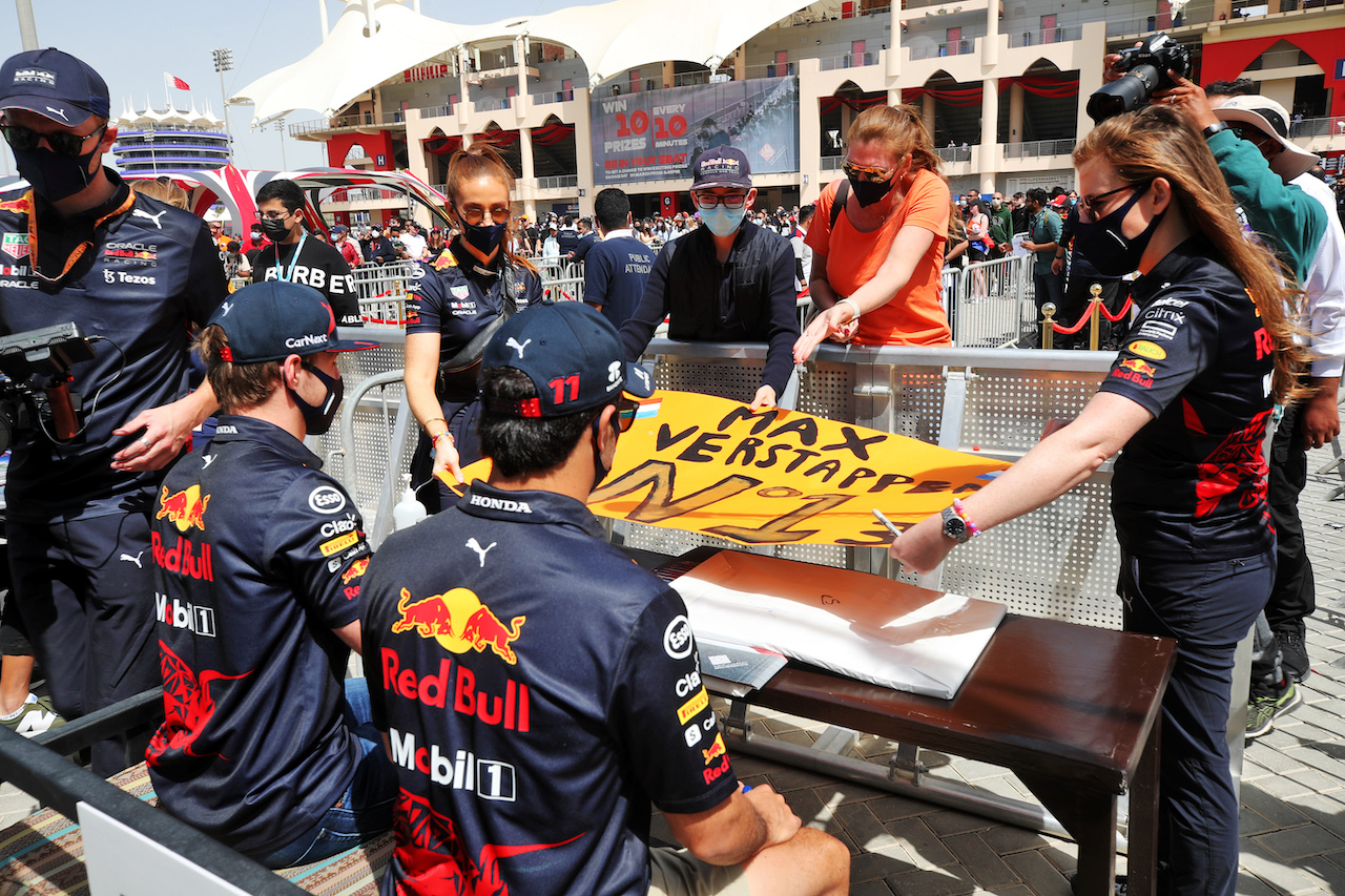 GP BAHRAIN, Max Verstappen (NLD) Red Bull Racing e Sergio Perez (MEX) Red Bull Racing sign autographs for the fans.
19.03.2022. Formula 1 World Championship, Rd 1, Bahrain Grand Prix, Sakhir, Bahrain, Qualifiche Day.
 - www.xpbimages.com, EMail: requests@xpbimages.com © Copyright: Coates / XPB Images