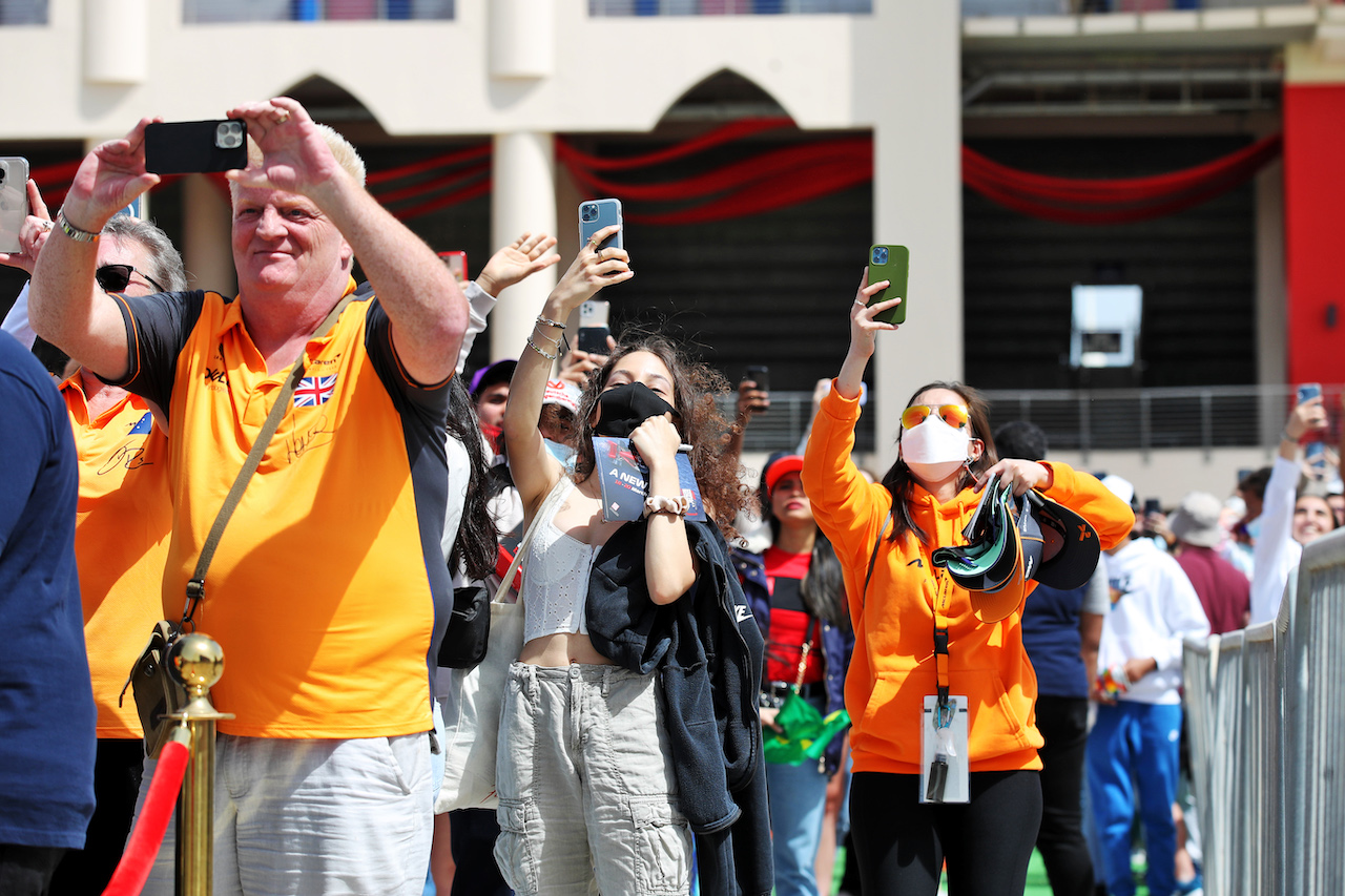 GP BAHRAIN, Circuit Atmosfera - fans in the Fanzone.
19.03.2022. Formula 1 World Championship, Rd 1, Bahrain Grand Prix, Sakhir, Bahrain, Qualifiche Day.
 - www.xpbimages.com, EMail: requests@xpbimages.com © Copyright: Coates / XPB Images