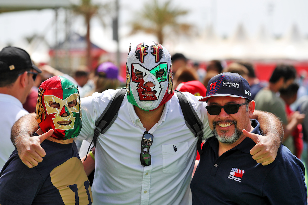GP BAHRAIN, Circuit Atmosfera - fans in the Fanzone.
19.03.2022. Formula 1 World Championship, Rd 1, Bahrain Grand Prix, Sakhir, Bahrain, Qualifiche Day.
 - www.xpbimages.com, EMail: requests@xpbimages.com © Copyright: Coates / XPB Images
