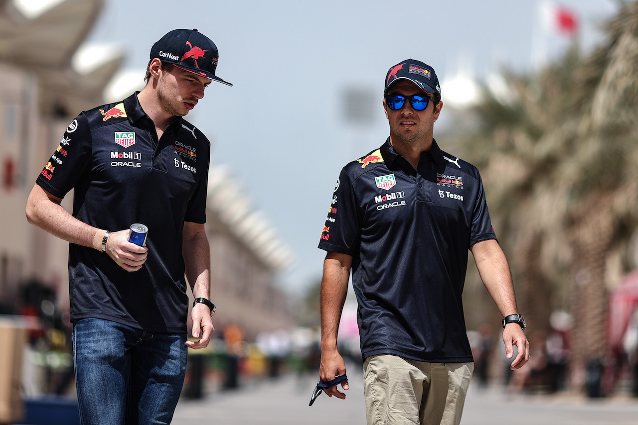 GP BAHRAIN, Max Verstappen (NLD), Red Bull Racing e Sergio Perez (MEX), Red Bull Racing 
19.03.2022. Formula 1 World Championship, Rd 1, Bahrain Grand Prix, Sakhir, Bahrain, Qualifiche Day.
- www.xpbimages.com, EMail: requests@xpbimages.com ¬© Copyright: Charniaux / XPB Images