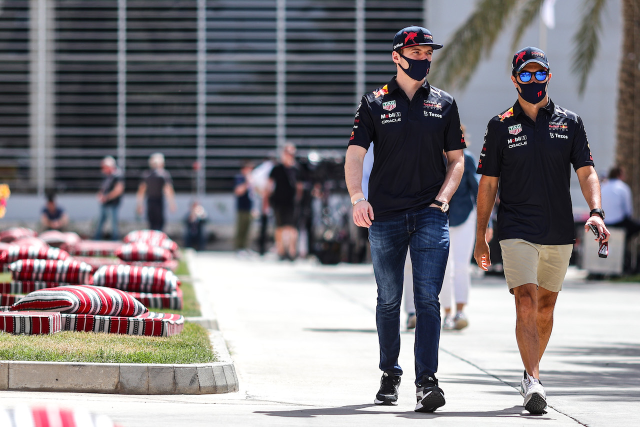 GP BAHRAIN, Max Verstappen (NLD), Red Bull Racing e Sergio Perez (MEX), Red Bull Racing 
19.03.2022. Formula 1 World Championship, Rd 1, Bahrain Grand Prix, Sakhir, Bahrain, Qualifiche Day.
- www.xpbimages.com, EMail: requests@xpbimages.com ¬© Copyright: Charniaux / XPB Images