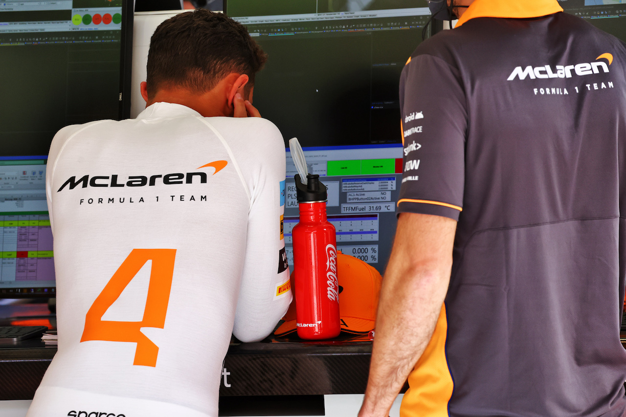 GP BAHRAIN, Lando Norris (GBR) McLaren.
19.03.2022. Formula 1 World Championship, Rd 1, Bahrain Grand Prix, Sakhir, Bahrain, Qualifiche Day.
- www.xpbimages.com, EMail: requests@xpbimages.com © Copyright: Batchelor / XPB Images
