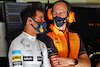 GP BAHRAIN, Daniel Ricciardo (AUS) McLaren with Tom Stallard (GBR) McLaren Gara Engineer.
19.03.2022. Formula 1 World Championship, Rd 1, Bahrain Grand Prix, Sakhir, Bahrain, Qualifiche Day.
- www.xpbimages.com, EMail: requests@xpbimages.com © Copyright: Batchelor / XPB Images