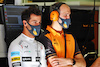 GP BAHRAIN, Daniel Ricciardo (AUS) McLaren with Tom Stallard (GBR) McLaren Gara Engineer.
19.03.2022. Formula 1 World Championship, Rd 1, Bahrain Grand Prix, Sakhir, Bahrain, Qualifiche Day.
- www.xpbimages.com, EMail: requests@xpbimages.com © Copyright: Batchelor / XPB Images