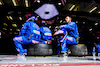 GP BAHRAIN, Alpine F1 Team meccanici.
19.03.2022. Formula 1 World Championship, Rd 1, Bahrain Grand Prix, Sakhir, Bahrain, Qualifiche Day.
- www.xpbimages.com, EMail: requests@xpbimages.com © Copyright: Batchelor / XPB Images
